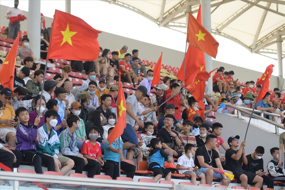 Khán giả đến sân theo dõi trận chung kết U19 Quốc gia 2022. Ảnh: Minh Hiếu