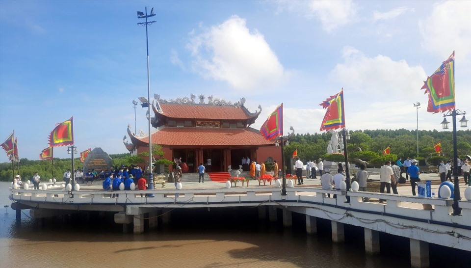 Đền thờ Quốc tổ Lạc Long Quân tại Mũi Cà Mau tỉnh Cà Mau. Ảnh: Nhật Hồ