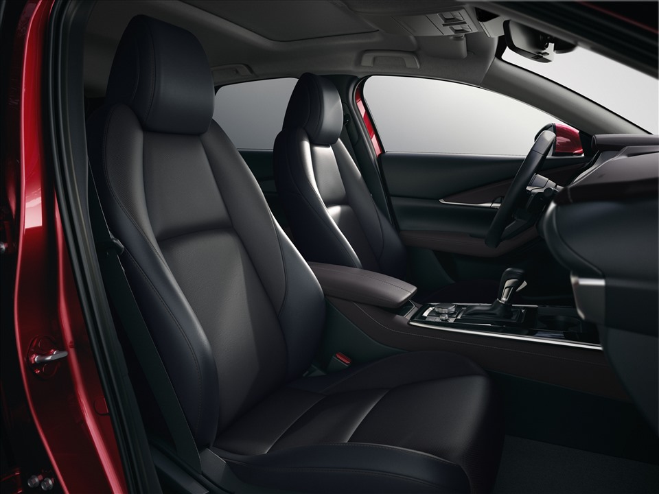 Trên Mazda CX-3, khách hàng có thể tìm thấy những tiện ích như ghế lái chỉnh điện tích hợp nhớ vị trí, lẫy chuyển số sau vô lăng, màn hình trung tâm 7 inch