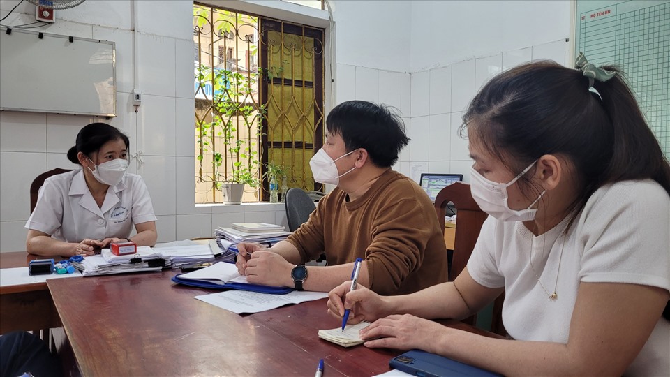 Bác sĩ Đặng Thị Thuỳ - Trưởng khoa Nội Lây trao đổi với phóng viên. Ảnh: Việt Anh
