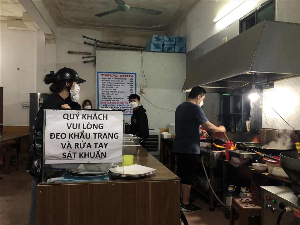 Quán cơm bình dân của chị Hoà tại phường Bến Thuỷ TP Vinh có khi phải đóng cửa chờ giá cả ổn định rồi tính tiếp. Ảnh: Quỳnh Trang