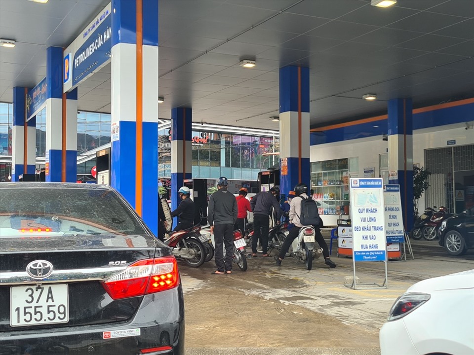 Giá xăng dầu hiện chạm ngưỡng gần 30.000 đồng/ lít. Ảnh: Quỳnh Trang