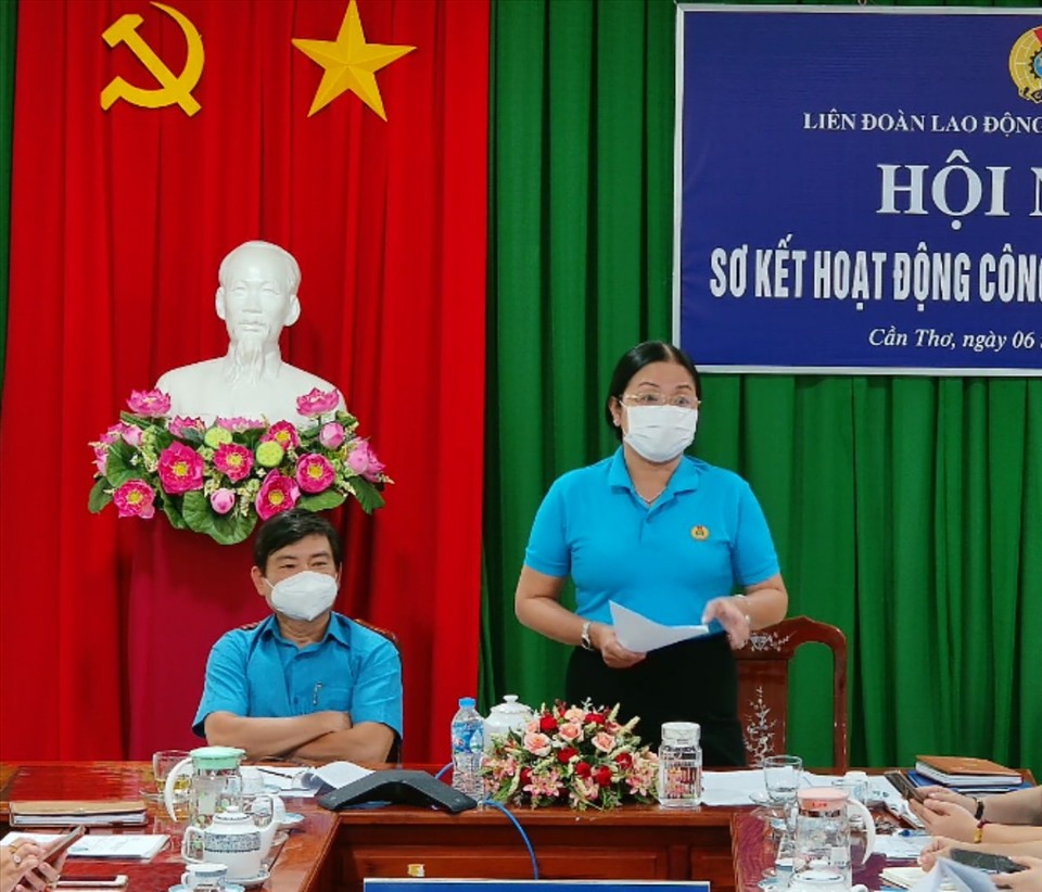 Phó Chủ tịch LĐLĐ TP.Cần Thơ Huỳnh Thị Hiền (đứng bên phải) - phát biểu tại hội nghị.