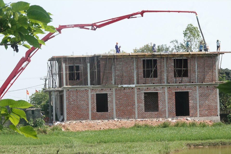 Một ngôi nhà 2 tầng đang xây dựng ở thôn Bộc Nguyên, xã Cẩm Thạch, huyện Cẩm Xuyên cũng được ưu tiên dùng gạch nung. Ảnh: TT.