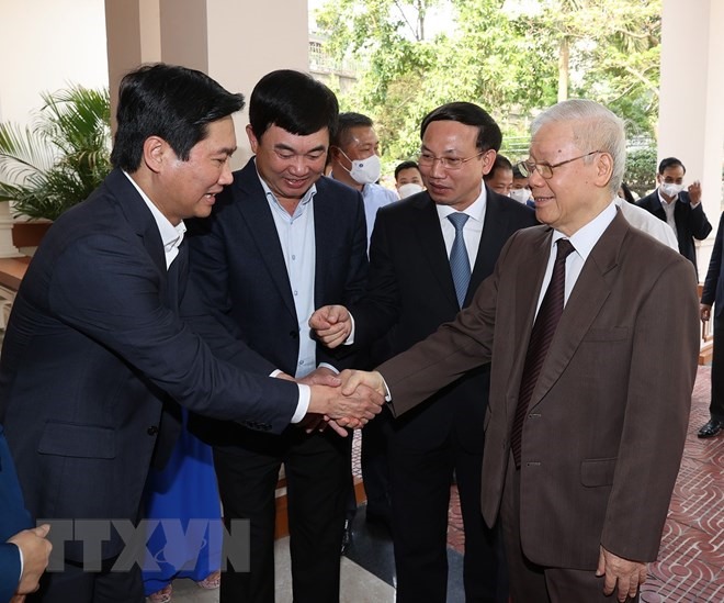 Tổng Bí thư Nguyễn Phú Trọng với lãnh đạo chủ chốt tỉnh Quảng Ninh. Ảnh: TTXVN
