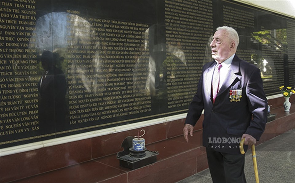 Cựu chiến binh Allaire tại Nghĩa trang Liệt sĩ Quốc gia A1, Điện Biên Phủ, Điện Biên. Ảnh: Văn Thành Chương