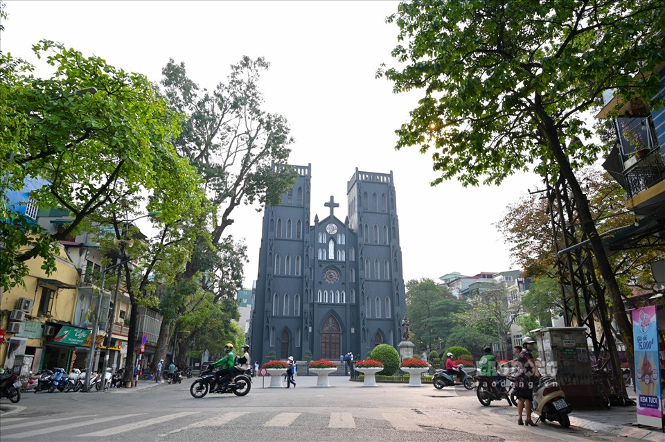 Nhà Thờ Lớn vốn là điểm check-in nổi tiếng tại Hà Nội với vẻ bề ngoài cổ kính được tạo nên bởi thiết kế kết hợp với màu tường rêu phong.