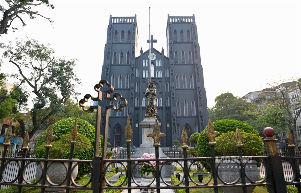 Nhà Thờ Lớn là một trong những công trình mang phong cách kiến trúc Pháp tiêu biểu tại TP Hà Nội. Kiến trúc Nhà thờ lớn Hà Nội mang đặc trưng phong cách kiến trúc Gothic trung cổ châu Âu, làm theo mẫu của Nhà thờ Đức Bà Paris với những mái vòm uốn cong và rộng hướng lên bầu trời.