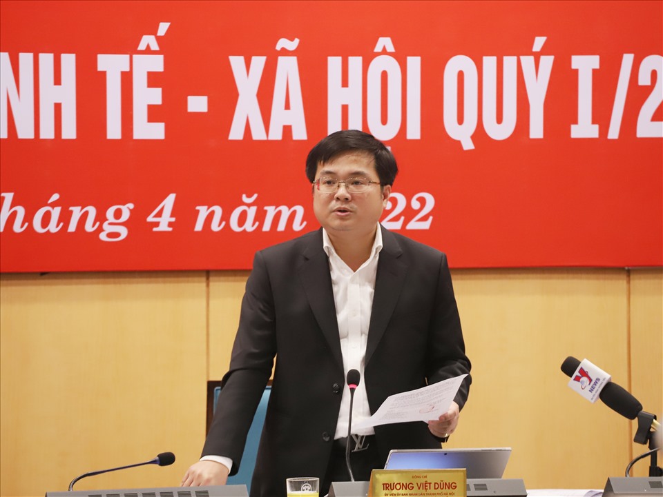 Ông Trương Việt Dũng - Chánh Văn phòng UBND Thành phố thông tin tại họp báo.