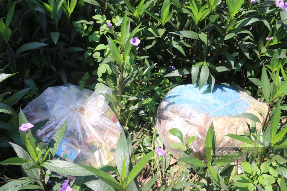 Những bức xúc của người dân được giải tỏa, nhưng trên địa bàn huyện Yên Thủy lại xuất hiện nhiều điểm tập kết rác tự phát gây ô nhiễm môi trường, ảnh hưởng đến mỹ quan đường phố.