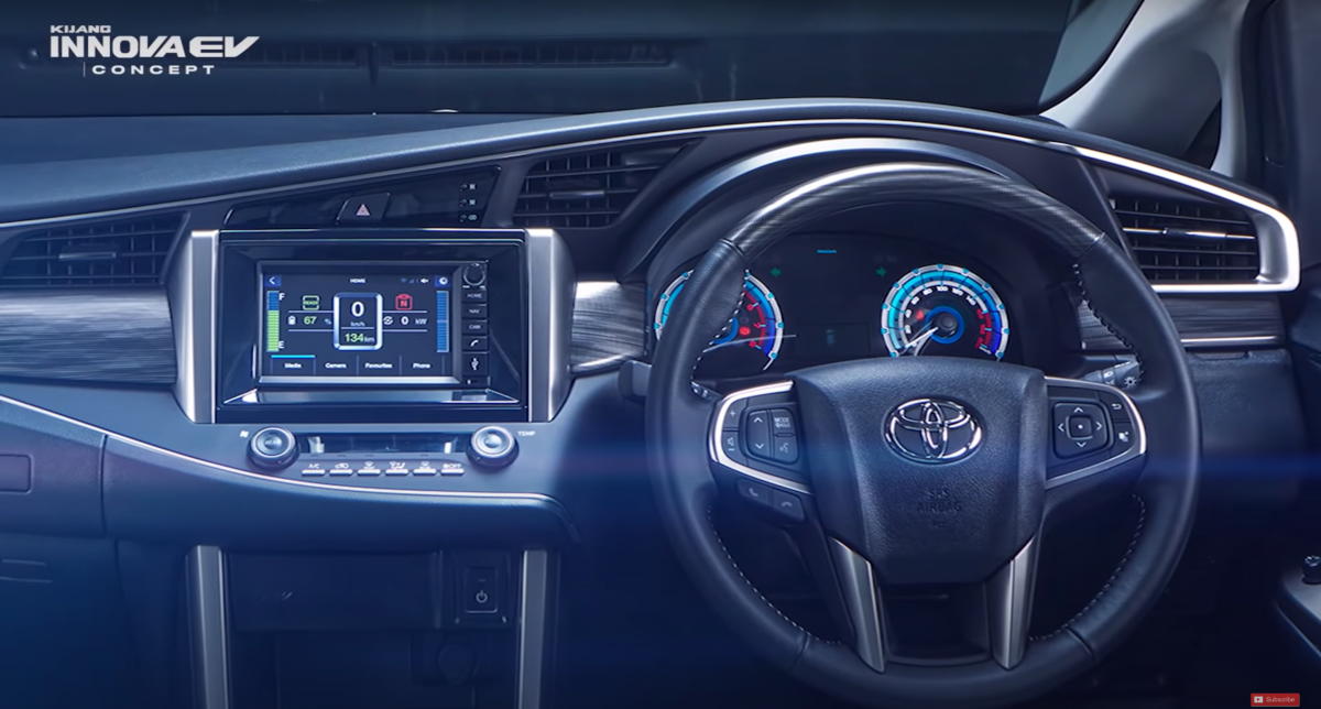 Màn hình trung tâm giải trí được tinh chỉnh để hiển thị tình trạng của pin xe. Ảnh: Toyota Indonesia.