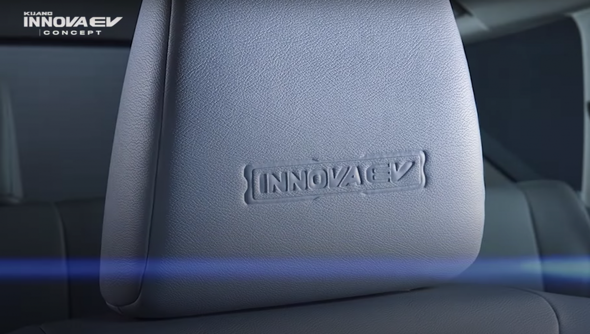Bộ ghế sáng màu với dòng chữ “Innova EV” được khâu ở tựa đầu. Ảnh: Toyota Indonesia.