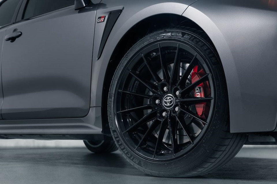GR Corolla được trang bị bộ mâm 18 inch đi kèm lốp Michelin Pilot Sport. Ảnh: Toyota.