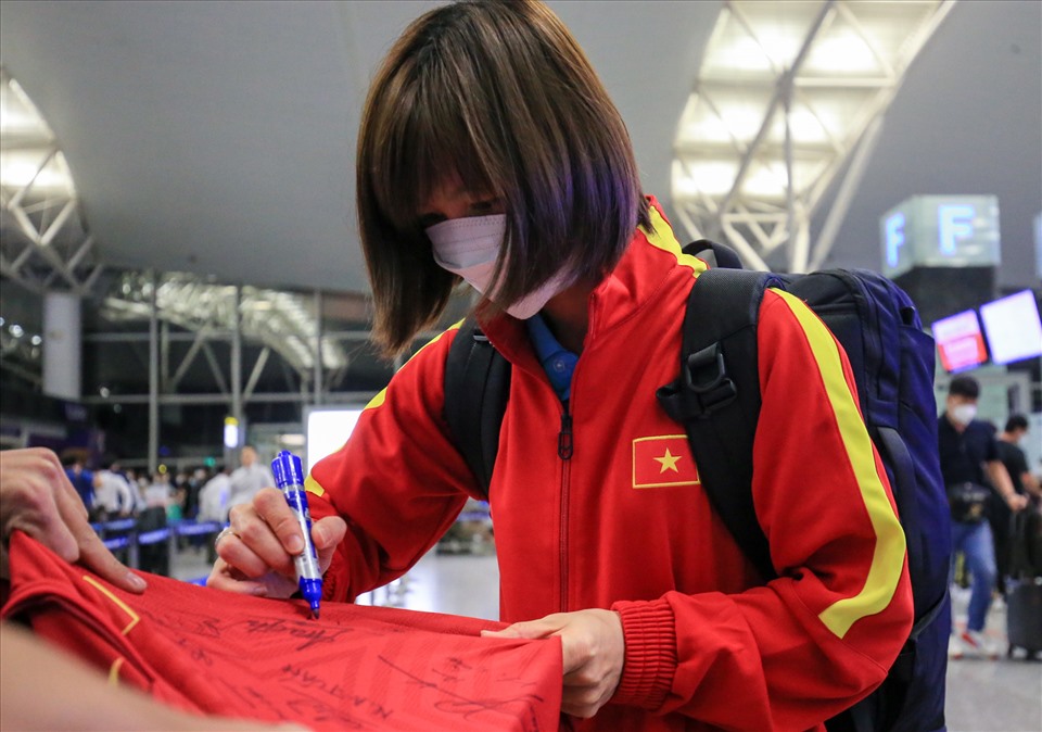 Nhiều cổ động viên có mặt ở sân bay để xin chữ ký và chụp ảnh cùng các tuyển thủ.