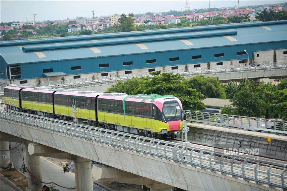 Tàu metro Nhổn - ga Hà Nội đang vận hành thử với tốc độ cao. Ảnh: Tô Thế
