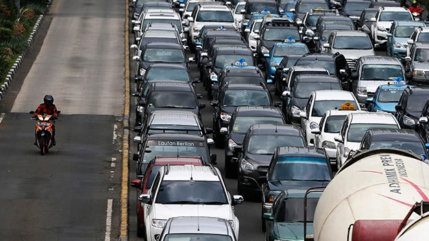 The main road of Jakarta city on the day of testing the ban on motorcycles 2014. Screenshot