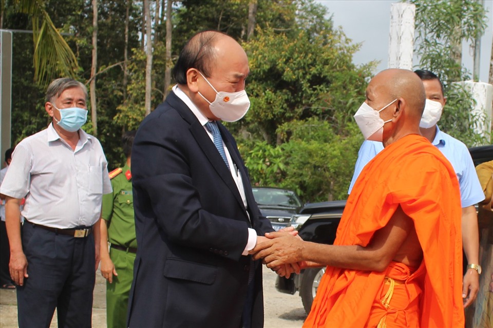 Chủ tịch nước Nguyễn Xuân Phúc thăm và chúc Tết cổ truyền Chôl Chnăm Thmây của đồng bào Khmer Nam bộ tại Học viện Phật giáo Nam tông Khmer thành phố Cần Thơ.