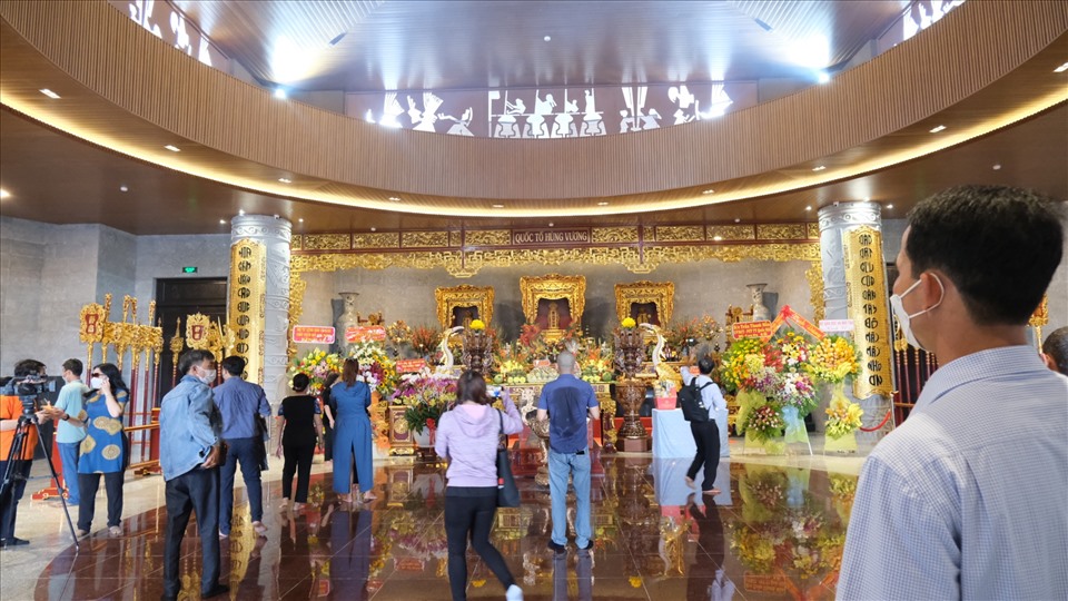 Không gian thờ cúng Vua Hùng trong ngày đầu mở cửa