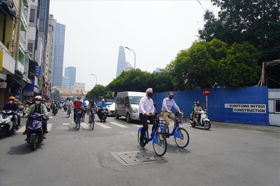 Đoàn đạp xe di chuyển qua nhiều địa điểm tại trung tâm TPHCM