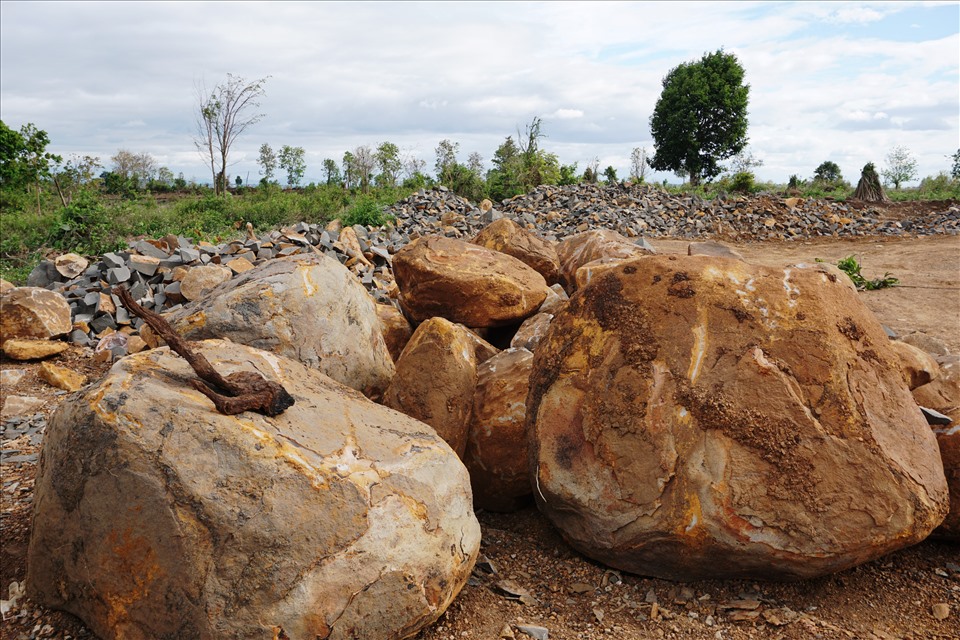 Những khối đá lớn được lấy lên từ lòng đất. Ảnh T.Tuấn