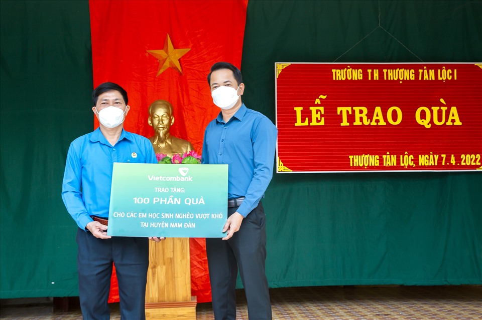 Đại diện Vietcombank chi nhánh Nghệ An trao tặng 100 phần quà cho học sinh huyện Nam Đàn. Ảnh: QC