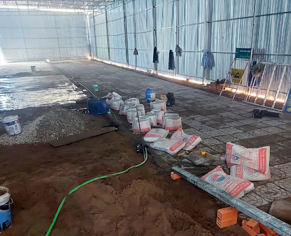 Bên trong nhà khô xây dựng trái phép tại tỉnh Bạc Liêu. Ảnh: Nhật Hồ