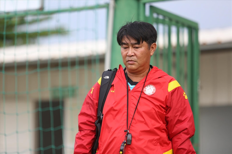 Việc nhiều cầu thủ quan trọng “đình công” trước ngày thi đấu Cúp Quốc gia 2022 chắc chắn sẽ khiến huấn luyện viên Trần Minh Chiến đau đầu. Được biết, chủ tịch Nguyễn Hữu Thắn đã giao ông Chiến xử lý vụ việc này.