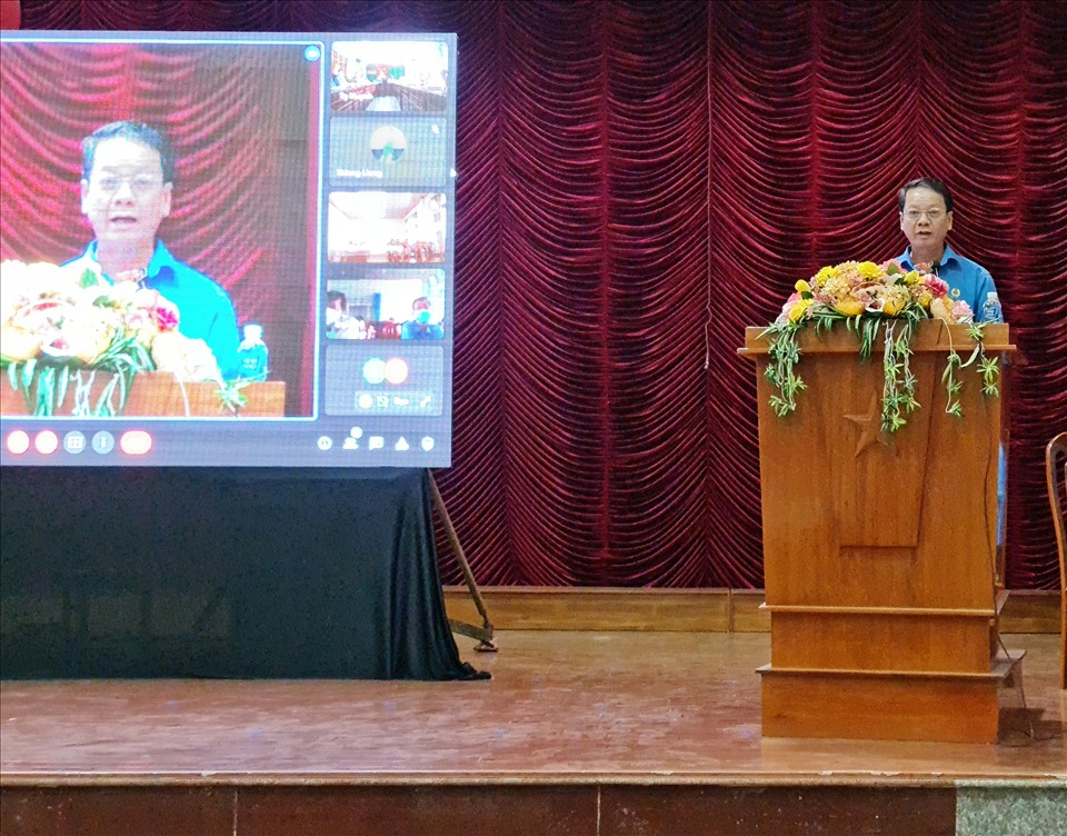 Đồng chí Nguyễn Xuân Phối, chủ tịch LĐLĐ tỉnh Bình Thuận trình bày tại hội nghị. Ảnh: DT