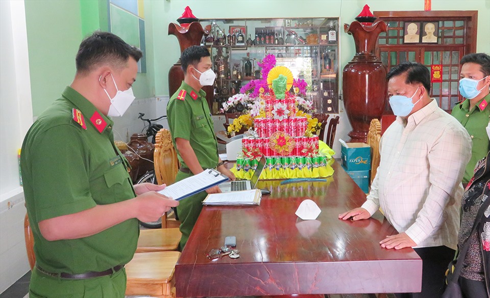 Đọc lệnh bắt tạm giam đối tượng Nguyễn Bá Quận, nguyên Trưởng Phòng CSGT đường bộ Công an tỉnh An Giang. Ảnh: VT