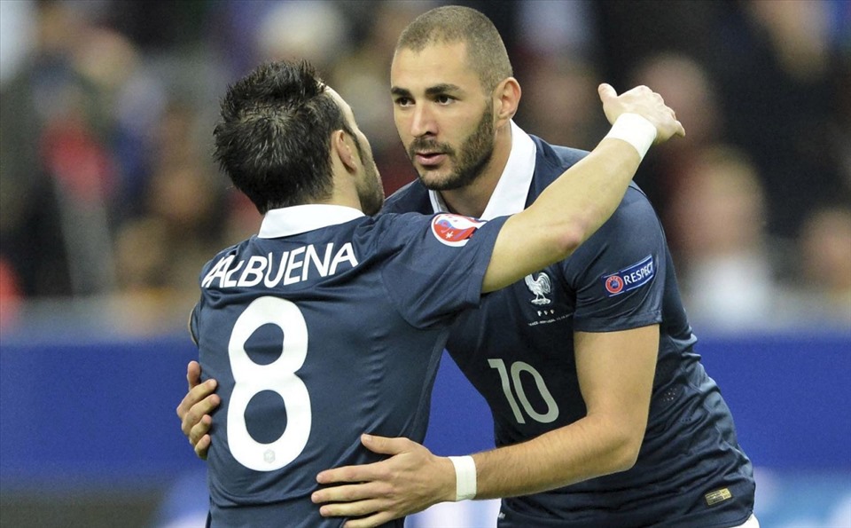Benzema đã từng rất thân thiết với Valbuena. Ảnh: AFP