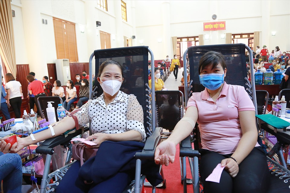 Cô Dương Thị Thao và con gái Trần Thị Minh cùng tham gia hiến máu tại chương trình.