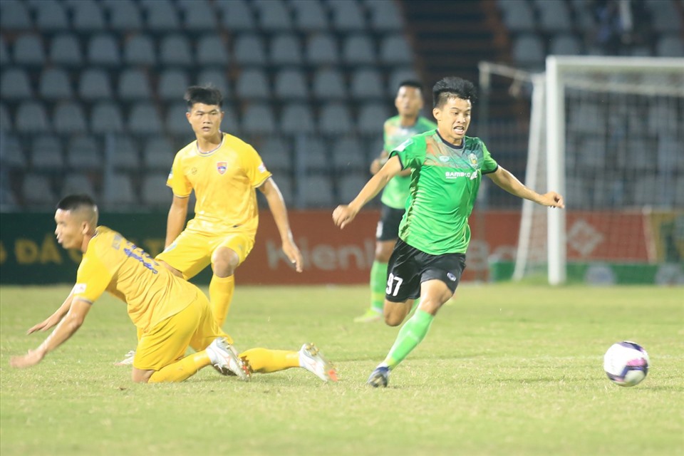 Ở trận đấu lúc 18h, Cần Thơ đã có thế dẫn dễ dàng và ghi liền 3 bàn thắng khi đối đầu Đắk Lắk. Đội khách chỉ có 1 bàn danh dự và đành chấp nhận thất bại với tỉ số chung cuộc 1-3.