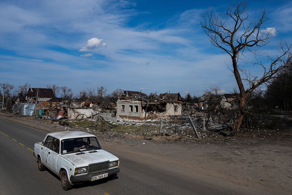 Cảnh hoang tàn ở Chernihiv, Ukraina, ngày 7.4.2022. Ảnh: AP