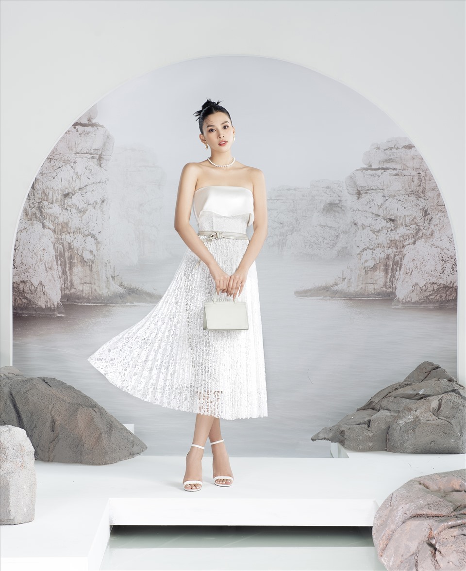 Hoa hậu Tiểu Vy diện các thiết kế đen trắng trên nền chất liệu Organza, Leca, tơ xốp,…cao cấp được xử lý bằng kĩ thuật cắt may với độ khó cao.