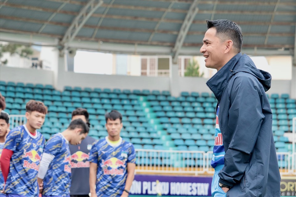Huấn luyện viên Kiatisak rất thoải mái trước trận Hoàng Anh Gia Lai gặp Hồng Lĩnh Hà  Tĩnh ở Cúp Quốc gia. Ảnh: Fanpage HAGL