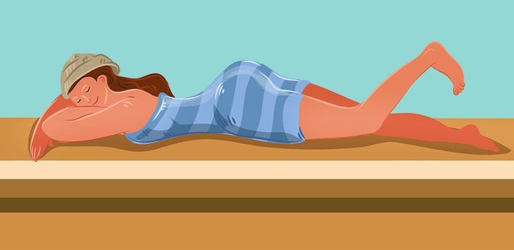 Thông thường, nằm sấp khi ngủ được coi là tư thế kém lành mạnh nhất đối với cơ thể. Nhưng những người cảm thấy quá khó đi vào giấc ngủ ở một tư thế khác có thể sử dụng một tấm đệm mỏng đặt dưới bụng và hông, giúp duy trì vị trí tự nhiên của cột sống khi nằm sấp.