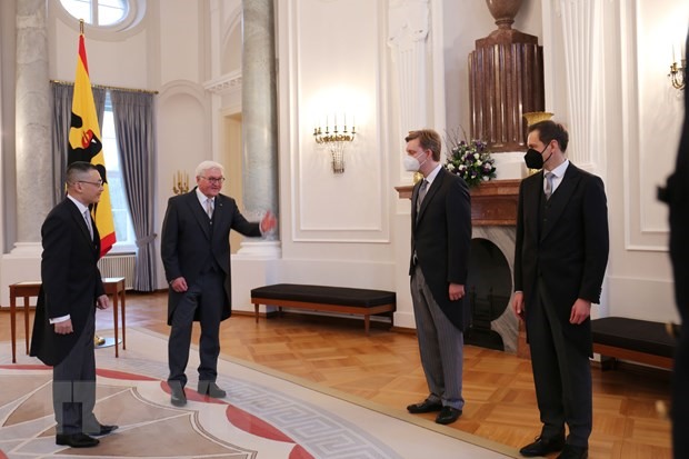 Tổng thống Đức Frank-Walter Steinmeier (thứ hai, trái sang) giới thiệu các quan chức Đức với Đại sứ Vũ Quang Minh (ngoài cùng, bên trái). Ảnh: TTXVN