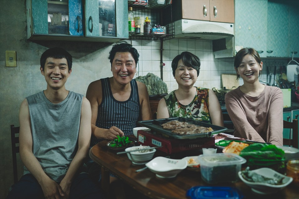 Gia đình Kim nghèo khổ trong phim “Ký sinh trùng“. Ảnh: Film Information