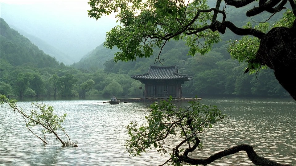 Ngôi chùa giữa hồ trong phim. Ảnh: Screenmusings