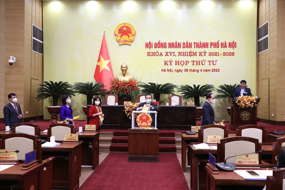 Các đại biểu HĐND TP bỏ phiếu bầu Ủy viên UBND TP Hà Nội.