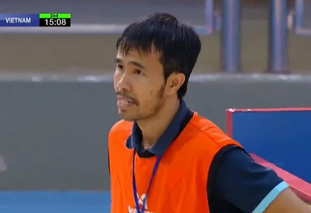 Huấn luyện viên Phạm Minh Giang lo lắng khi tuyển Việt Nam bị dẫn trước. Ảnh: CMH