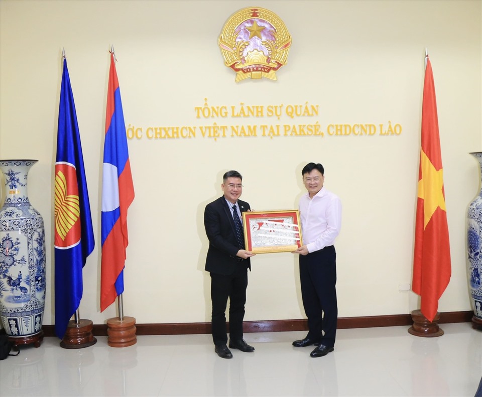 Đại tá Nguyễn Thanh Tuấn (phải) - Giám đốc Công an tỉnh Thừa Thiên Huế thăm Tổng Lãnh sự quán nước CHXHCN Việt Nam tại Paksé. Ảnh: PV.