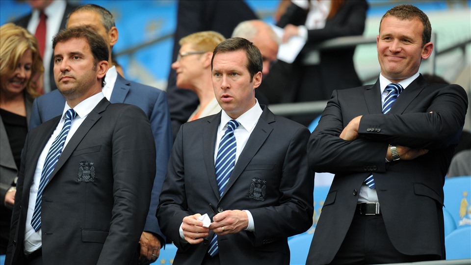 Simon Pearce (phải) được ví như cầu nối để nhận tiền trái phép cho Man City. Ảnh: AFP