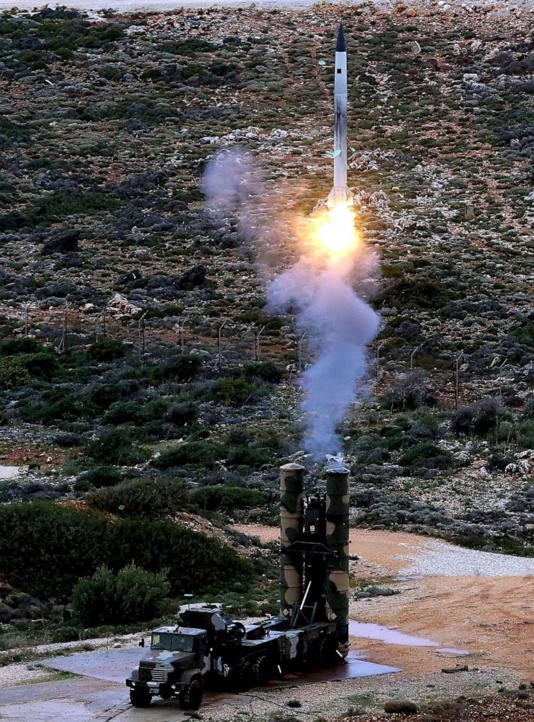 Tên lửa phòng không S-300 PMU-1 phóng trong một cuộc tập trận quân sự của quân đội Hy Lạp gần Chania trên đảo Crete năm 2013. Ảnh: AFP