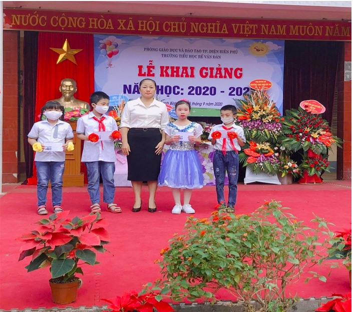 Bà Lầu Thị Thanh Hương trao học bổng cho các em học sinh. Ảnh: Trần Nga