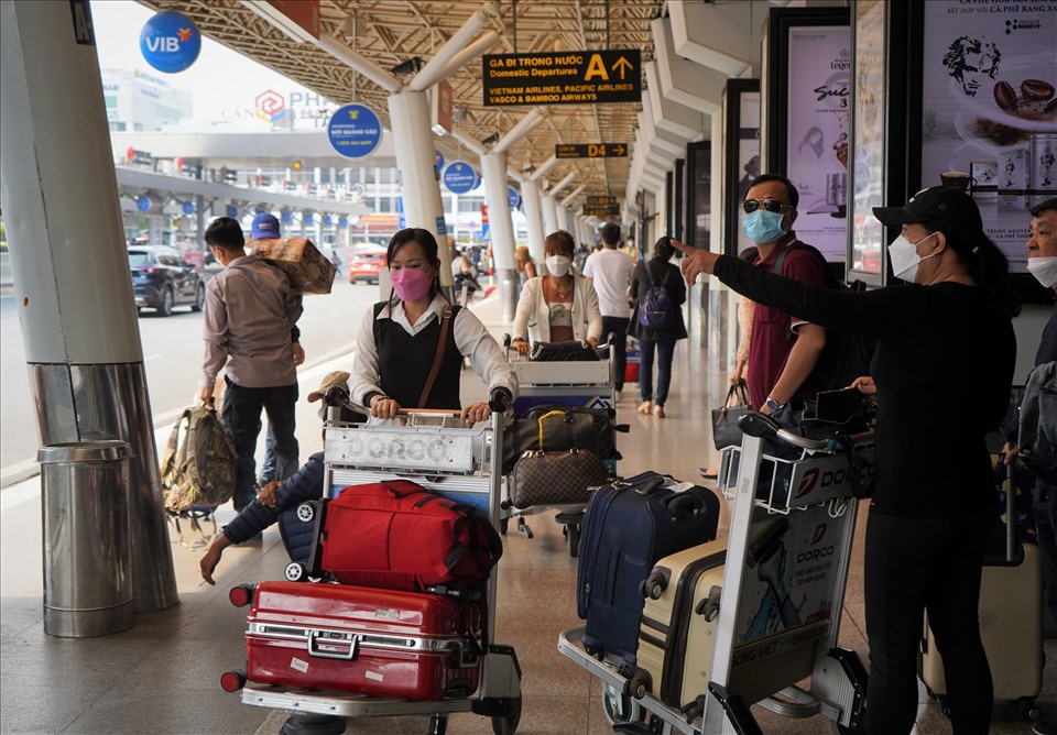 Sáng 9.4, ngày đầu tiên bắt đầu kỳ nghỉ lễ Giỗ tổ Hùng Vương năm 2022, nhà ga nội địa sân bay Tân Sơn Nhất (TPHCM) khá nhộn nhịp hành khách đến làm thủ tục. Nhiều người tranh thủ về quê, đi du lịch trong 3 ngày nghỉ lễ.