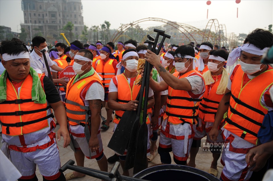 Tham gia giải Bơi chải năm nay có trên 300 vận động viên đến từ 10 đội chải gồm: thành phố Việt Trì 1 (phường Bạch Hạc), thành phố Việt Trì 2 (xã Sông Lô), thành phố Việt Trì 3 (xã Trưng Vương), thành phố Việt Trì 4 (xã Phượng Lâu), các huyện Thanh Thuỷ, Cẩm Khê, Tam Nông, Đoan Hùng, huyện Quỳnh Nhai (Sơn La), huyện Vĩnh Tường (Vĩnh Phúc).