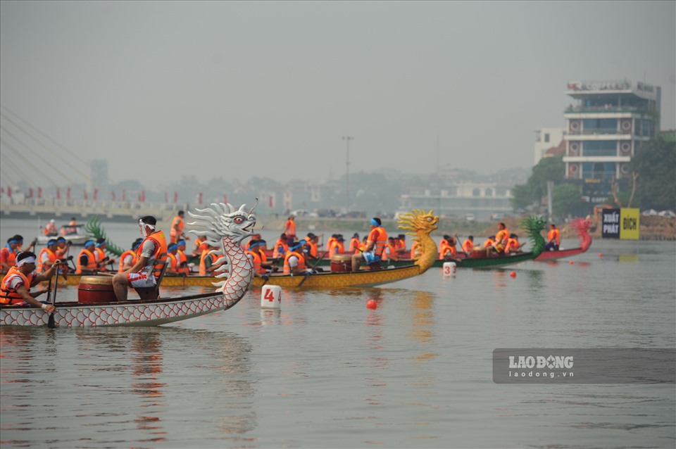 Ngày 9.4 (tức ngày 9.3 Âm lịch), trong khuôn khổ Lễ Giỗ tổ Hùng Vương năm 2022 đã diễn ra Giải Bơi chải thành phố Việt Trì mở rộng.