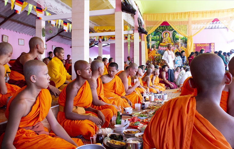 Một nghi lễ được thực hiện trong chùa Bốn Mặt