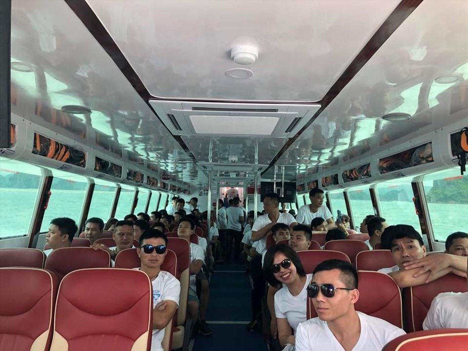 Du khách trên tàu ra đảo Quan Lạn, huyện Vân Đồn chiều 9.4.2022. Ảnh: Nguyễn Hùng